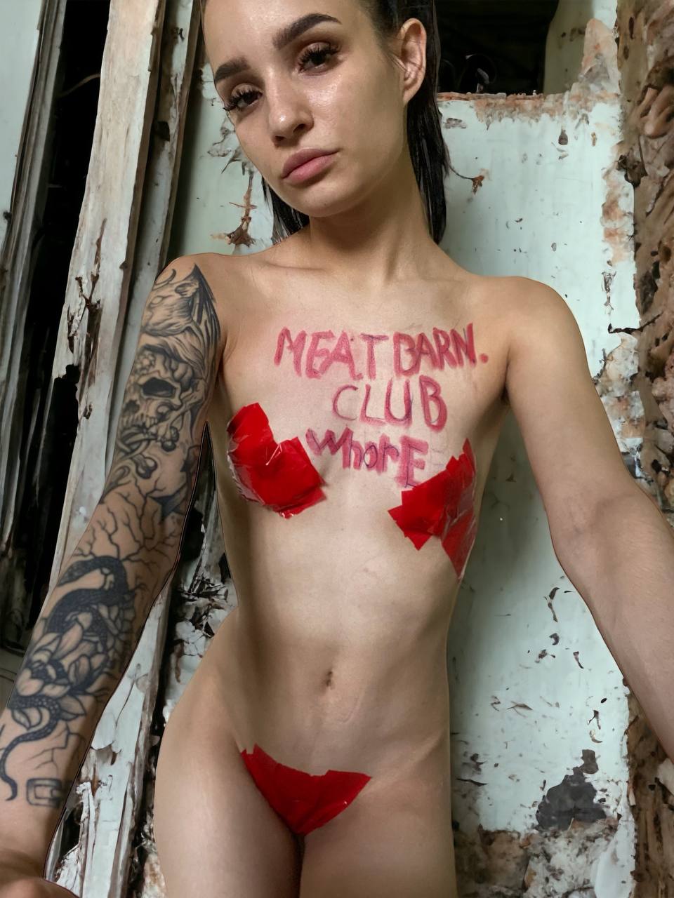 Selfie of naked Isabella dirty slave slut for MeatBarn.Club